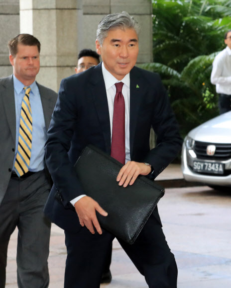 실무회담장 향하는 성김