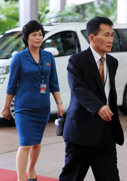 실무회담장 들어서는 북한 최광일-김성혜