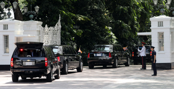 싱가포르 대통령궁 가는 트럼프 대통령