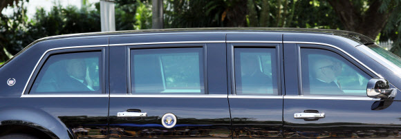 손 흔드는 트럼프 대통령