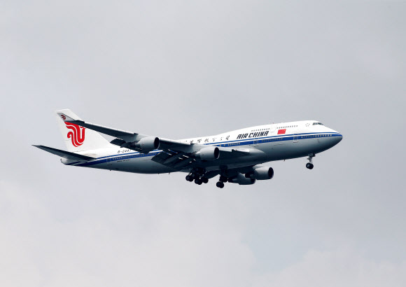 김정은 북한 국무위원장이 지난 10일 북미정상회담이 열리는 싱가포르를 방문하기 위해 이용한 보잉 747기. 싱가포르 로이터 자료사진=연합뉴스