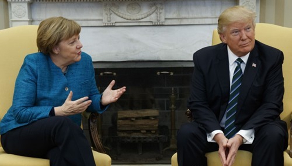 지난해 3월 열린 정상회담에서 사진기자들의 악수 요청에 앙겔라 메르켈(왼쪽) 독일 총리가 “악수할까요?”라고 물었지만 도널드 트럼프 미국 대통령은 못 들은 척 악수를 하지 않고 얼굴을 찌푸렸다. AP 연합뉴스