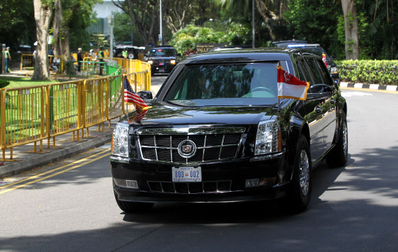 이스타나궁으로 향하는 트럼프 미 대통령