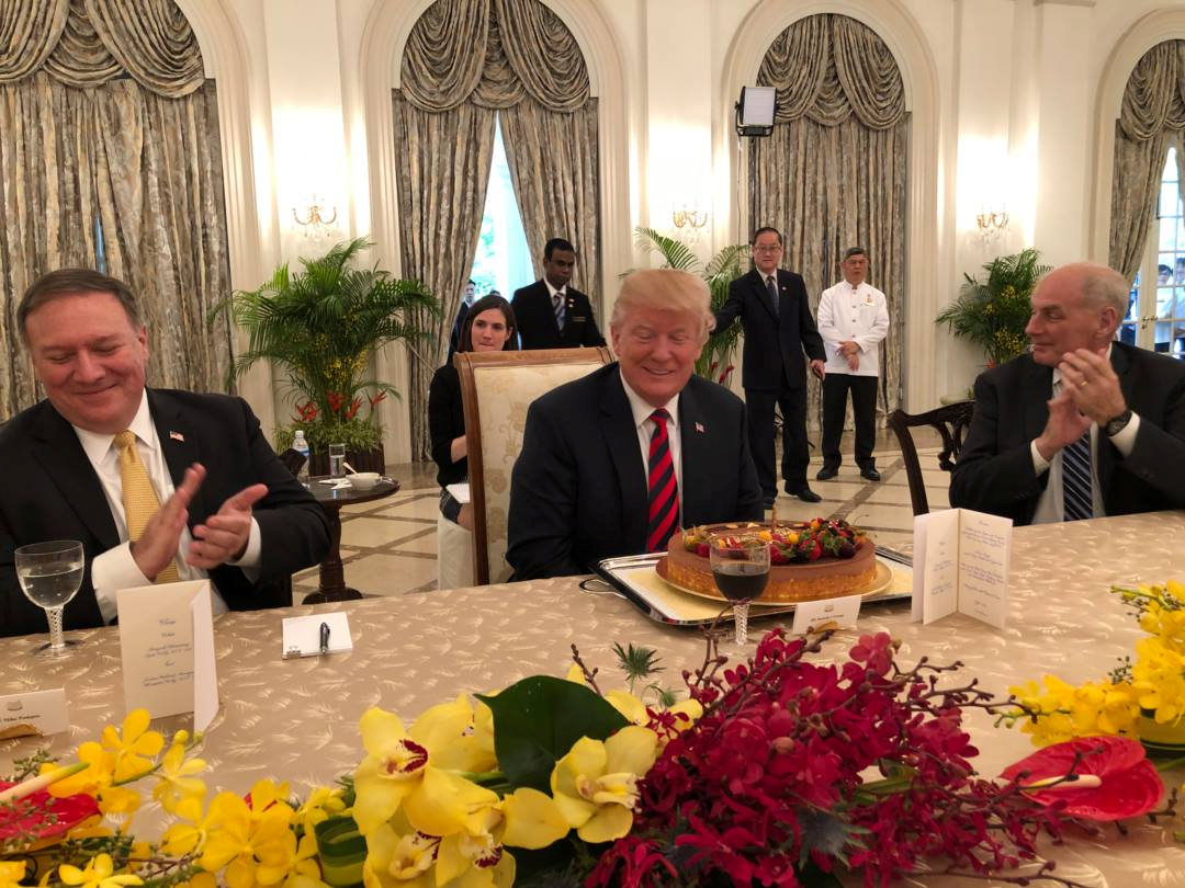 트럼프, 싱가포르 정상회담 도중 ‘72세 생일’ 깜짝 축하