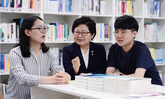 정현백(가운데) 여성가족부 장관이 11일 서울 종로구 정부서울청사에서 “정책이나 시스템만으로 저출산 현상을 극복하기엔 한계가 있다”며 공동육아 확산의 필요성을 강조하고 있다. 왼쪽부터 서울신문 민나리 기자, 정 장관, 오경진 기자.  이종원 선임기자 jongwon@seoul.co.kr