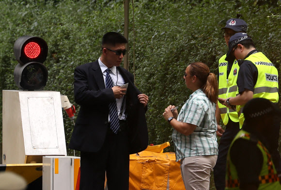 대화 나누는 북한과 미국 경호 담당자