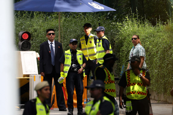 함께 입구 지키는 북한과 미국