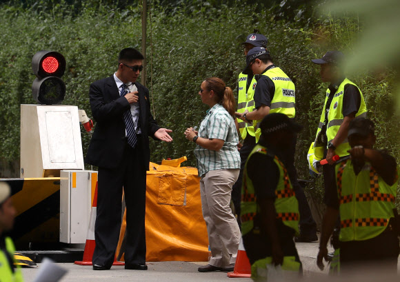 서로 신분증 확인하는 북한과 미국