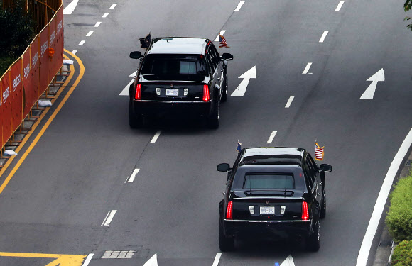 트럼프 미국 대통령이 12일 북미정상회담이 열리는 싱가포르 센토사섬으로 향하고 있다. 2018.6.12 연합뉴스