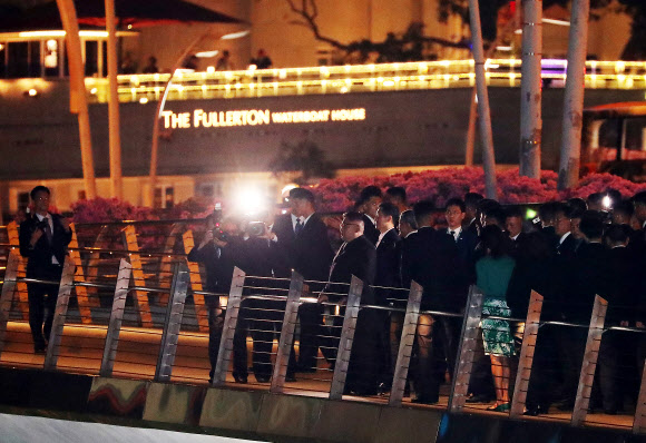 북미정상회담을 위해 싱가포르를 방문한 김정은 북한 국무위원장이 11일 저녁 싱가포르 에스플러네이드 인근 다리에 올라 마리나베이샌즈호텔을 바라보고 있다.  2018.6.11 연합뉴스