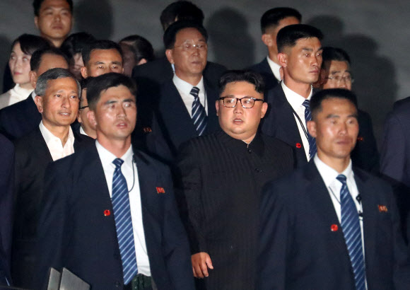 북미정상회담을 위해 싱가포르를 방문한 김정은 북한 국무위원장이 11일 저녁 싱가포르 에스플러네이드 인근 다리에 올라 마리나베이샌즈를 바라보고 있다. 왼쪽 끝은 김여정 노동당 제1부부장.  2018.6.12 연합뉴스