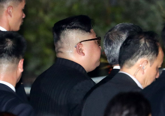 북미정상회담을 위해 싱가포르를 방문한 김정은 북한 국무위원장이 11일 저녁 싱가포르 에스플러네이드 인근에서 야경을 감상한 뒤 땀을 흘리며 돌아가고 있다. 2018.6.12 연합뉴스