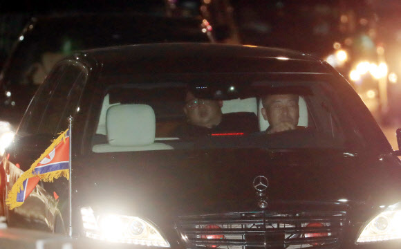 북미정상회담을 하루 앞둔 11일 오후 김정은 북한 국무위원장이 숙소인 싱가포르 세인트 리지스호텔로 돌아오고 있다. 2018.6.12 연합뉴스