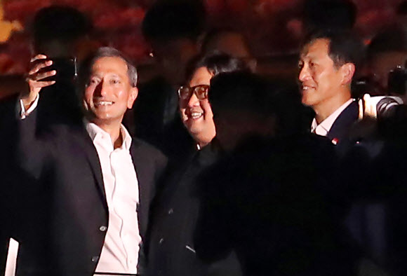 북미정상회담을 위해 싱가포르를 방문한 김정은 북한 국무위원장이 11일 저녁 싱가포르 에스플러네이드 인근 다리에서 싱가포르 비비안 발라크리쉬난 외무장관 등과 함께 셀피 사진을 찍고 있다. 2018.6.12 연합뉴스