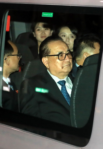 북미정상회담을 하루 앞둔 11일 오후 김정은 북한 국무위원장과 함께 심야 외출에 나섰던 김여정 노동당 제1부부장, 리수용 북한 당중앙위원회 부위원장등이 함께 숙소인 싱가포르 세인트 리지스호텔로 들어오고 있다. 2018.6.12 연합뉴스