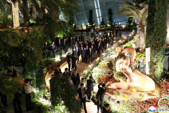 북한 김정은 국무위원장이 북미정상회담을 하루 앞둔 11일(현지시간) 싱가포르 시내를 참관했다고 조선중앙통신이 12일 보도했다. 김 위원장은 싱가포르 동남부의 마리나베이에 있는 초대형 식물원 가든바이더베이, 마리나베이샌즈 호텔 전망대, 에스플러네이드와 관광 명소 머라이언 파크의 연결지점 등을 방문했다. 2018.6.12 연합뉴스