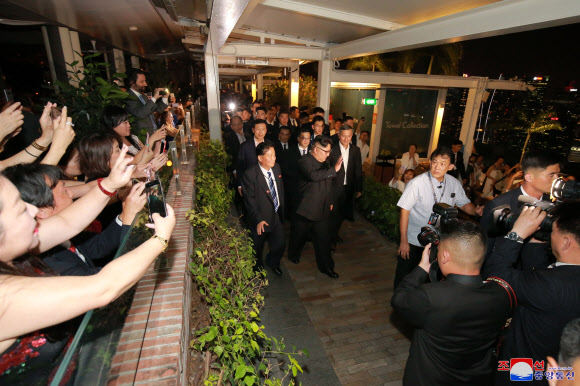 북한 노동당 기관지 노동신문은 12일 김정은 국무위원장이 전날 밤 싱가포르의 여러 명소를 참관했다고 보도했다. 사진은 시민들의 환호에 손을 흔드는 김정은 위원장의 모습. 2018.6.12  연합뉴스