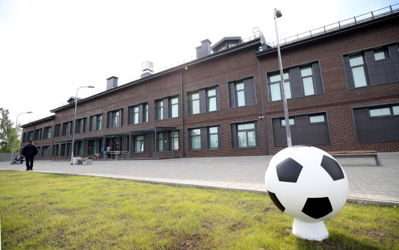 2018 러시아 월드컵 개막을 3일 앞둔 11일 한국 축구대표팀이 베이스캠프 훈련장으로 사용할 상트페테르부르크 로모노소프 스파르탁 훈련장 모습. 2018.6.12 연합뉴스