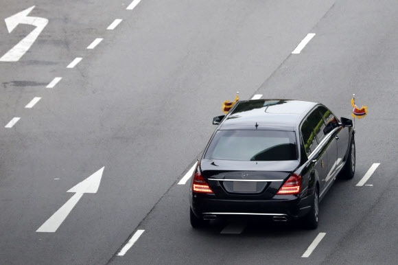 김정은 북한 국무위원장이 탄 챠량이 북·미 정상회담이 열리는 싱가포르 센토사섬 카펠라 호텔로 향하고 있다.2018. 6. 12. AP 연합뉴스