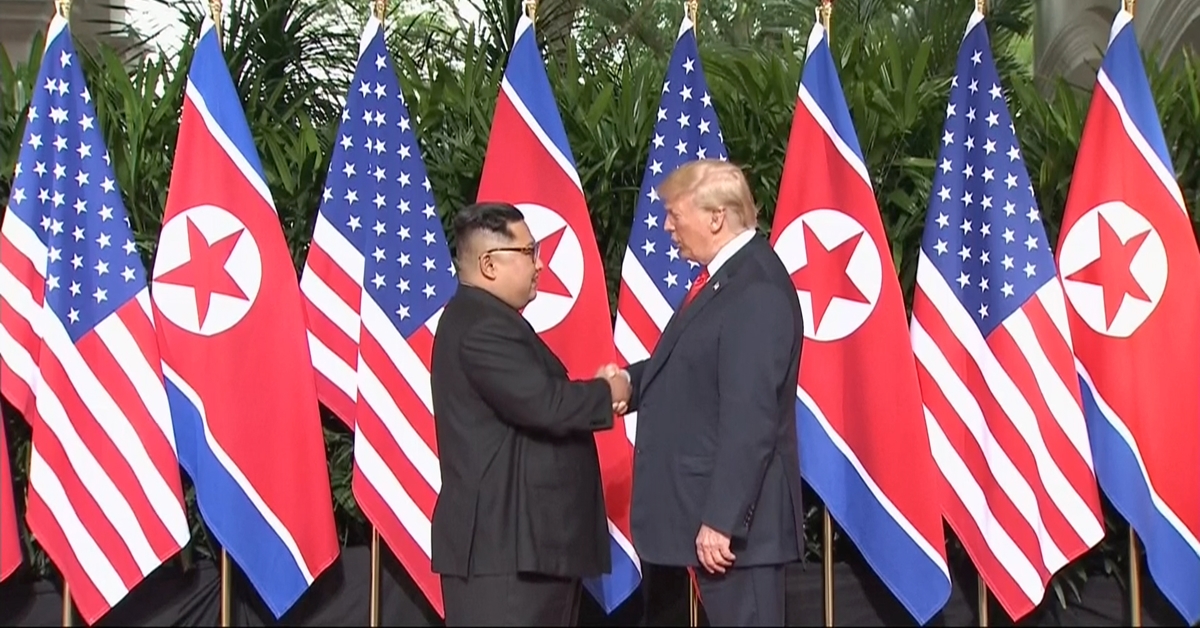 도널드 트럼프(오른쪽) 미국 대통령과 김정은 북한 국무위원장이 정상회담을 위해 12일 싱가포르 센토사섬 카펠라 호텔에서 만나 악수하고 있다. AP연합뉴스