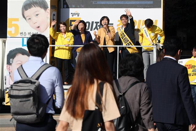 이정미 정의당 대표와 심상정 의원, 김종민 서울시장 후보가 12일 오전 서울 구로구 구로동 싸이언스밸리 앞에서 시민들에게 지지를 호소하고 있다. 2018.6.12 뉴스1