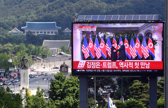 북미 정상회담이 열린 12일 서울 세종로의 서울신문 전광판에 정상회담 장면이 방송되고 있다. 2018. 6. 12 정연호 기자 tpgod@seoul.co.kr