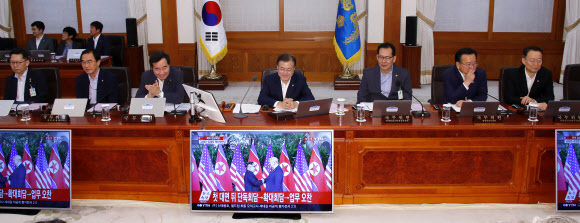 역사적인 만남 지켜보며 흐뭇한 문 대통령