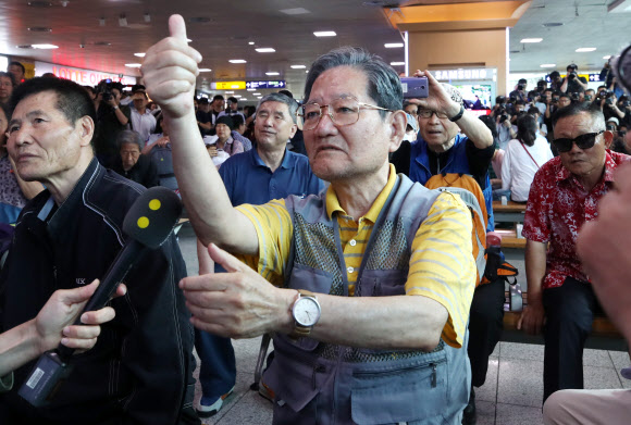 [북미정상회담] 역사적 만남에 엄지 척!