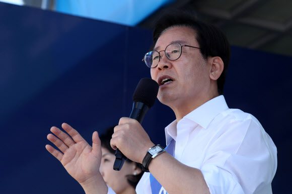 더불어민주당 이재명 경기도지사후보가 싱가포르 북미정상회담이 열린 12일 오전 접경지 경기북부의 연천군을 찾아 지지를 호소하고 있다. 2018.6.12  연합뉴스