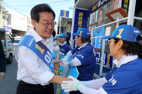 더불어민주당 이재명 경기도지사후보가 싱가포르 북미정상회담이 열린 12일 오전 접경지 경기북부의 연천군을 찾아 선거 운동원을 격려하고 있다. 2018.6.12  연합뉴스