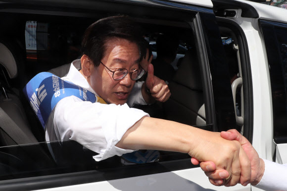 더불어민주당 이재명 경기도지사후보가 싱가포르 북미정상회담이 열린 12일 오전 접경지 경기북부의 연천군을 찾아 지지를 호소하고 있다. 2018.6.12  연합뉴스