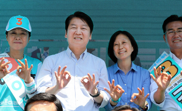 바른미래당 안철수 서울시장 후보가 12일 오전 서울 광진구 광장사거리 인근에서 열린 집중유세에서 발언을 마치고 부인 김미경 교수 등 기초단체장 후보들과 손가락으로 3을 표시하고 있다. 2018.6.12  연합뉴스