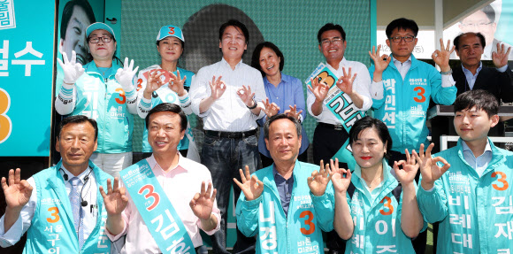 바른미래당 안철수 서울시장 후보가 12일 오전 서울 광진구 광장사거리 인근에서 열린 집중유세에서 발언을 마치고 부인 김미경 교수 등 기초단체장 후보들과 손가락으로 3을 표시하고 있다. 2018.6.12  연합뉴스