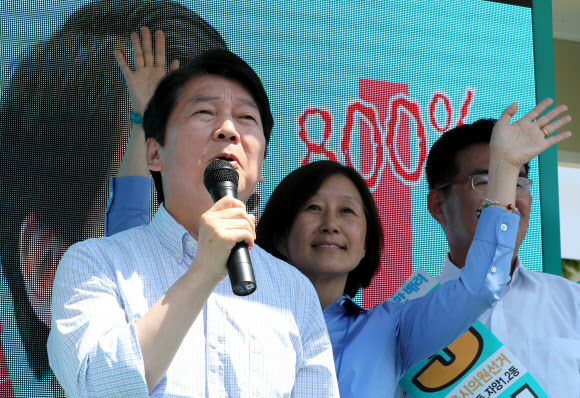 바른미래당 안철수 서울시장 후보가 12일 오전 서울 광진구 광장사거리 인근에서 열린 집중유세에서 지지를 호소하고 있다. 2018.6.12  연합뉴스