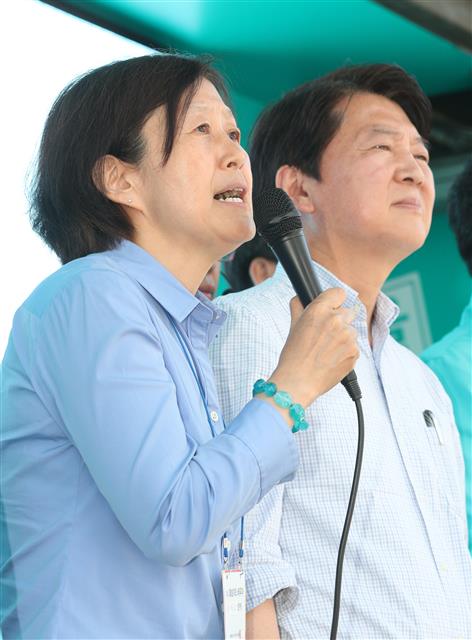 안철수 바른미래당 서울시장 후보의 부인인 김미경 교수가 12일 오전 서울 중랑구 면목역에서 열린 집중유세에서 시민들에게 지지를 호소하고 있다. 2018.6.12 뉴스1