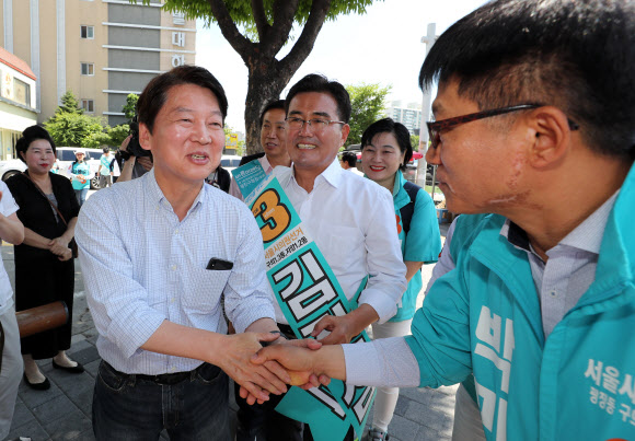 바른미래당 안철수 서울시장 후보가 12일 오전 서울 광진구 광장사거리 인근에서 열린 집중유세에서 기초단체장 후보들과 인사하고 있다. 2018.6.12  연합뉴스