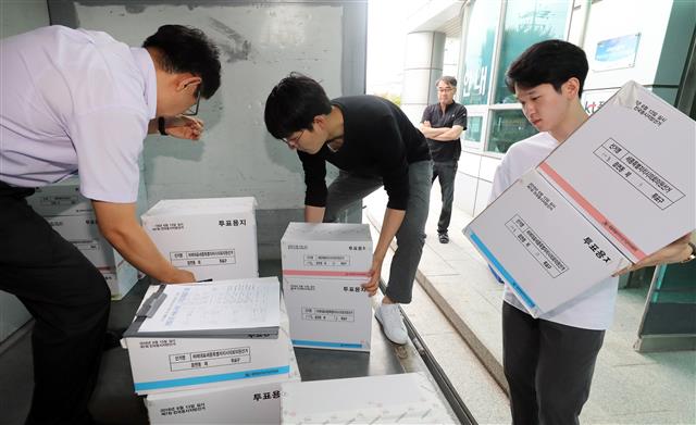 6·13 전국동시지방선거를 하루 앞둔 12일 세종시 선거관리위원회에서 직원들이 각 투표구로 배송할 투표용지를 정리하고 있다. 2018.6.12 뉴스1