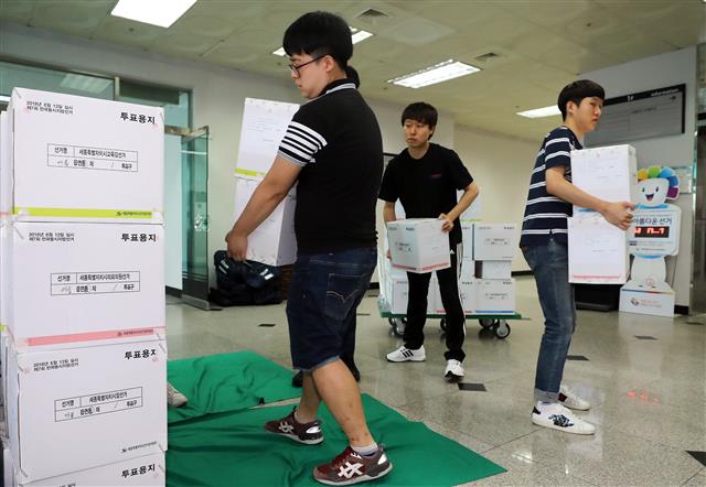 6·13 전국동시지방선거를 하루 앞둔 12일 세종시 선거관리위원회에서 직원들이 각 투표구로 배송할 투표용지를 정리하고 있다. 2018.6.12 뉴스1