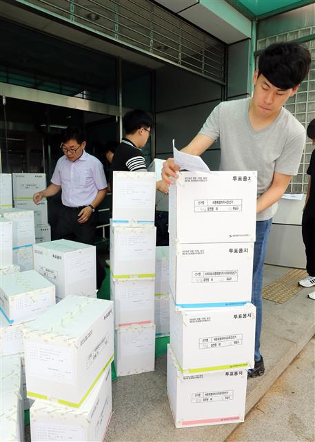 6·13 전국동시지방선거를 하루 앞둔 12일 세종시 선거관리위원회에서 직원들이 각 투표구로 배송할 투표용지를 정리하고 있다. 2018.6.12 뉴스1