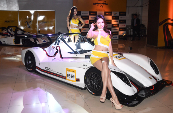 12일 서울 강남구 JBK 컨벤션홀에서 드라이버 연정훈과 한민관이 모델들과 함께 레이싱카 레디컬 2세대 SR1을 선보이고 있다 ‘SR1’은 공차중량 490kg의 초경량 바디와 공기역학적 설계로 이뤄진 레이싱카로 최고출력 182마력, 최고속도 시속 222km을 발휘한다 2018.6.12.  최해국 선임기자seaworld@seoul.co.kr