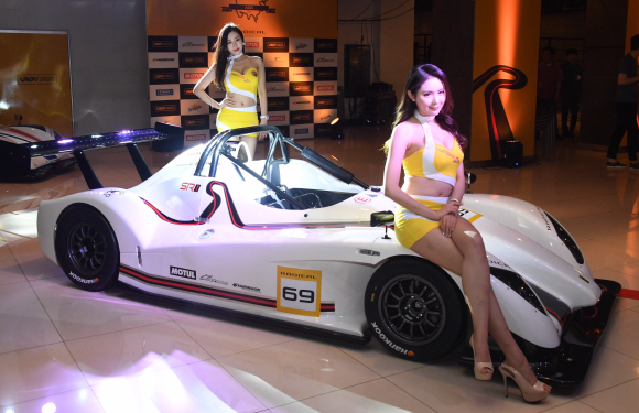 12일 서울 강남구 JBK 컨벤션홀에서 드라이버 연정훈과 한민관이 모델들과 함께 레이싱카 레디컬 2세대 SR1을 선보이고 있다 ‘SR1’은 공차중량 490kg의 초경량 바디와 공기역학적 설계로 이뤄진 레이싱카로 최고출력 182마력, 최고속도 시속 222km을 발휘한다 2018.6.12.  최해국 선임기자seaworld@seoul.co.kr