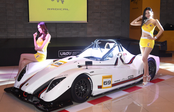 12일 서울 강남구 JBK 컨벤션홀에서 드라이버 연정훈과 한민관이 모델들과 함께 레이싱카 레디컬 2세대 SR1을 선보이고 있다 ‘SR1’은 공차중량 490kg의 초경량 바디와 공기역학적 설계로 이뤄진 레이싱카로 최고출력 182마력, 최고속도 시속 222km을 발휘한다 2018.6.12.  최해국 선임기자seaworld@seoul.co.kr