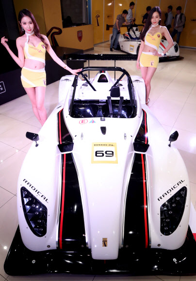 12일 오전 서울 강남구 JBK 컨벤션홀에서 모델들이 레이싱카 레디컬 2세대 SR1을 선보이고 있다. ‘SR1’은 공차중량 490kg의 초경량 바디와 공기역학적 설계로 이뤄진 레이싱카로 최고출력 182마력, 최고속도 시속 222km을 발휘한다. 2018.6.12  연합뉴스