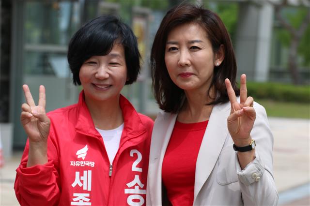 나경원 자유한국당 의원이 11일 오전 세종시 도담동 인사혁신처 앞에서 송아영 세종시장 후보 지원유세를 하고 있다.2018.6.11 뉴스1