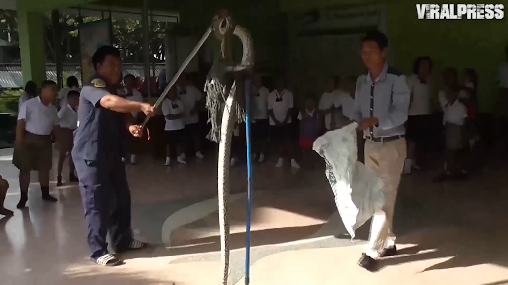 태국 앙통(Ang Thong) 와트 피니타마산(Wat Phinitthammasan) 학교 화장실에서 발견된 4미터 가량의 비단뱀(유튜브 영상 캡처)