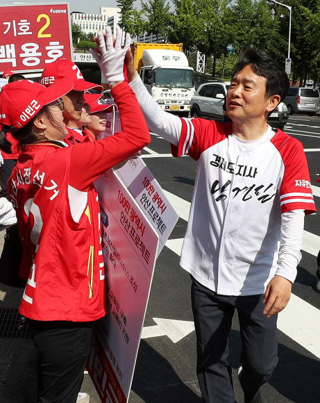 6·13 지방선거 선거운동 마지막 날인 12일 오후 자유한국당 남경필 경기도지사 후보가 경기도 안산시 상록구 다농마트 사거리에서 선거운동원들과 하이파이브를 하고 있다. 2018.6.12  연합뉴스