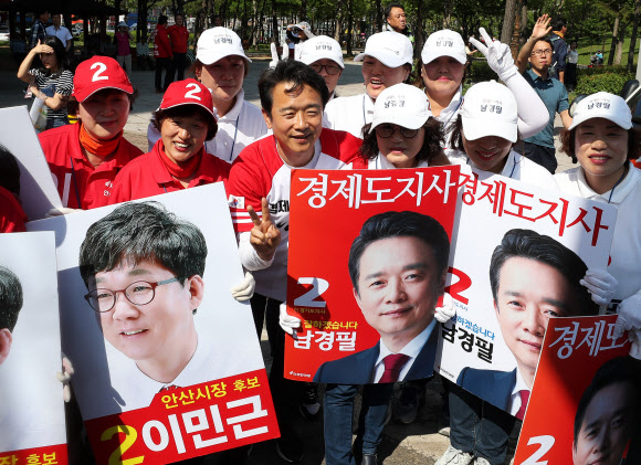 6·13 지방선거 선거운동 마지막 날인 12일 오후 자유한국당 남경필 경기도지사 후보가 경기도 안산시 상록구 다농마트 사거리에서 선거운동원들과 사진을 찍고 있다. 2018.6.12  연합뉴스