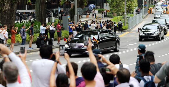 김 위원장이 탄 차량 행렬이 이날 오전 숙소인 세이트리지스호텔을 나서 카펠라호텔로 향하고 있다. 싱가포르 연합뉴스