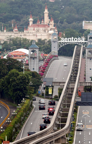 역사적인 북·미 정상회담이 열린 12일 오전 김정은 북한 국무위원장이 탄 차량이 회담 장소인 싱가포르 센토사섬으로 향하는 다리를 건너고 있다. 싱가포르 로이터 연합뉴스