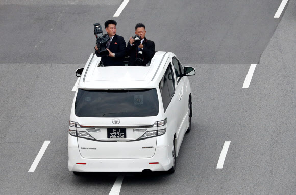 이동하는 김 위원장을 취재하는 북측 기자들. 싱가포르 로이터 연합뉴스